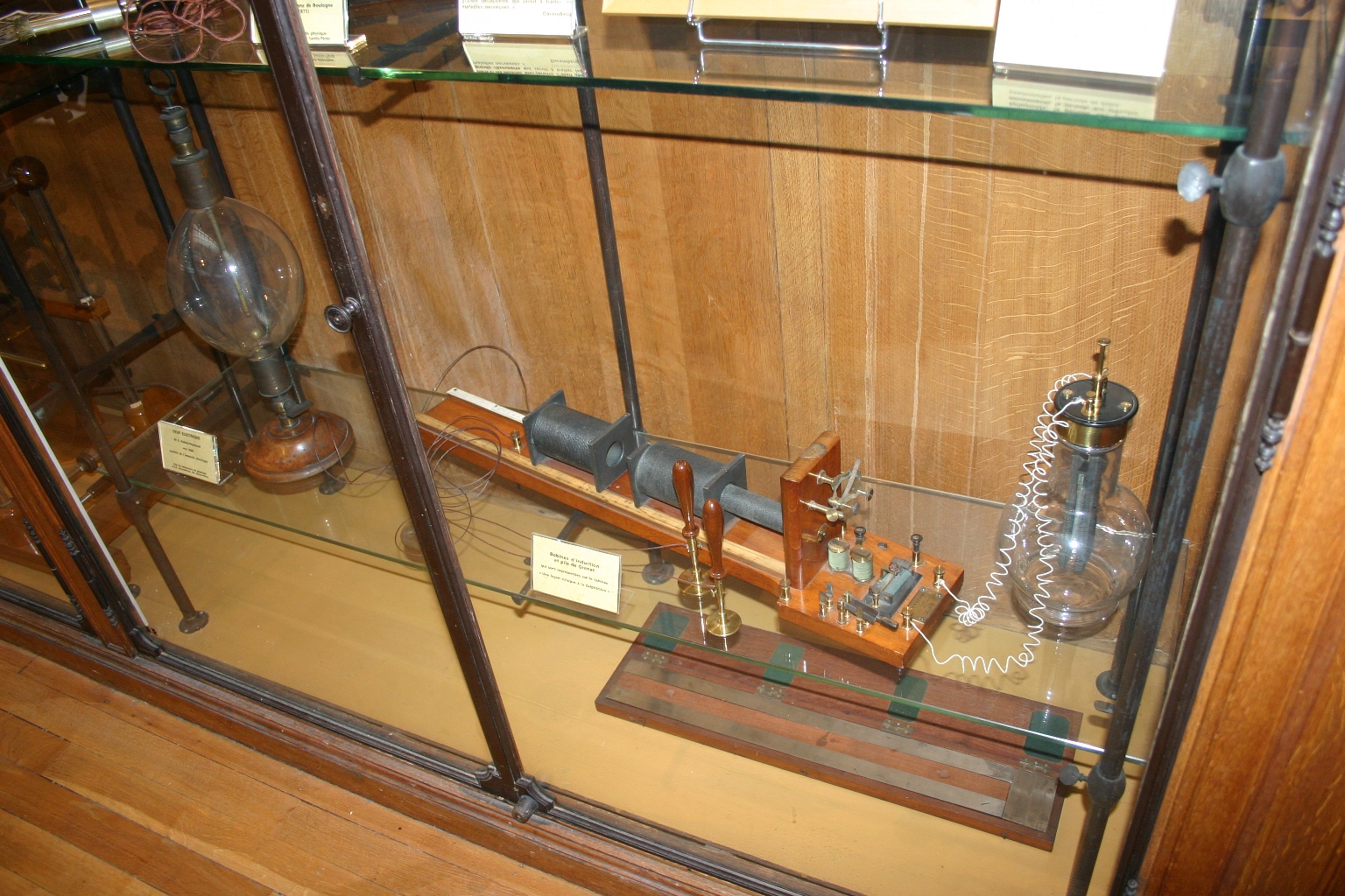 Inductors with Grenet battery, Musée d'Histoire de la Médecine, Paris (1).JPG